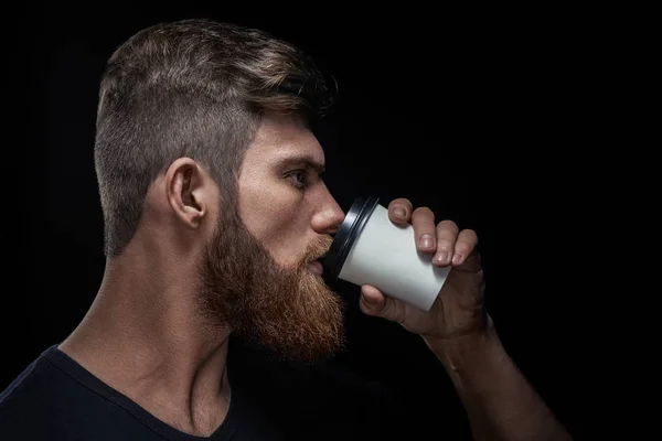 Hombre barbudo bebiendo café sobre la marcha — Foto de Stock
