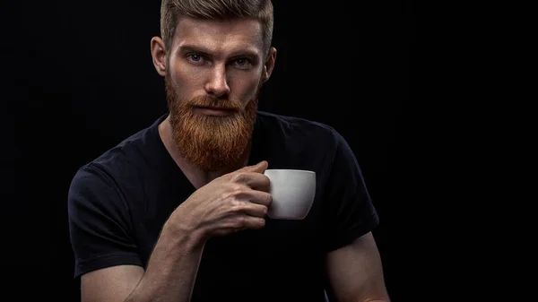 Бородатый молодой человек пьет эспрессо — стоковое фото