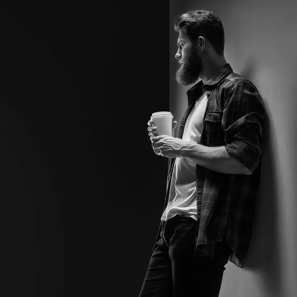 El hombre de peinado perfecto de confianza tomando café — Foto de Stock