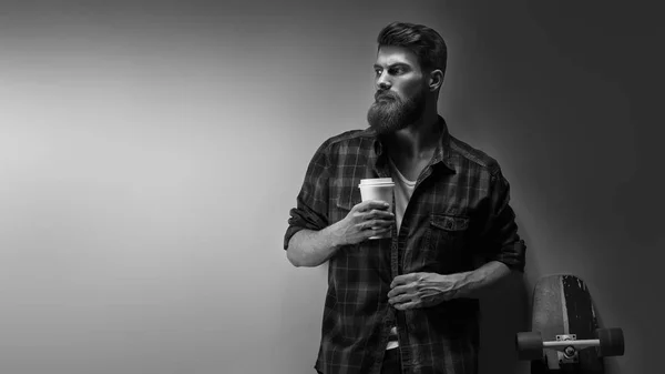 Вид сбоку на молодого бородатого человека, пьющего утренний кофе — стоковое фото