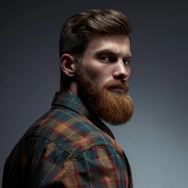 Портрет человека с бородой и современной прической — стоковое фото