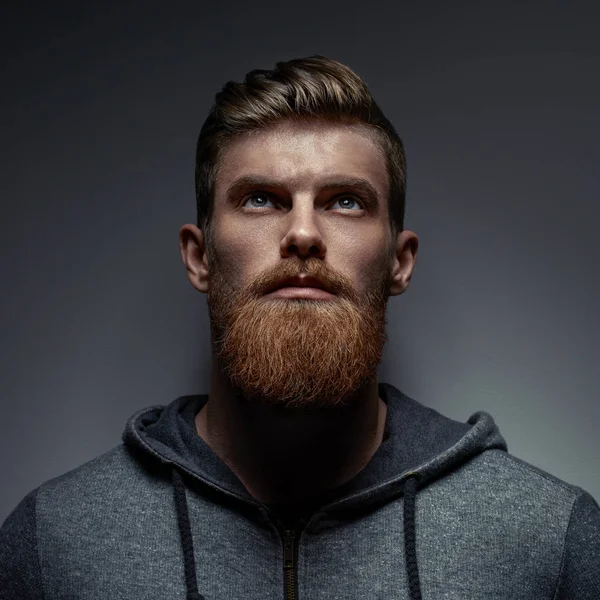 Портрет бородатого європейця з блакитними очима — стокове фото