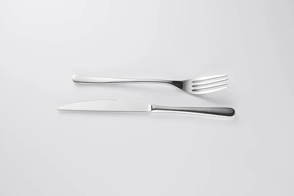 Tenedor y cuchillo horizontalmente Elegante elegante elegante metálico eati —  Fotos de Stock