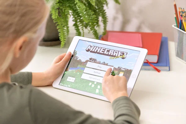 5 januari 2020, Kaliningrad, Rusland. Klein meisje speelt Minecraft online games — Stockfoto