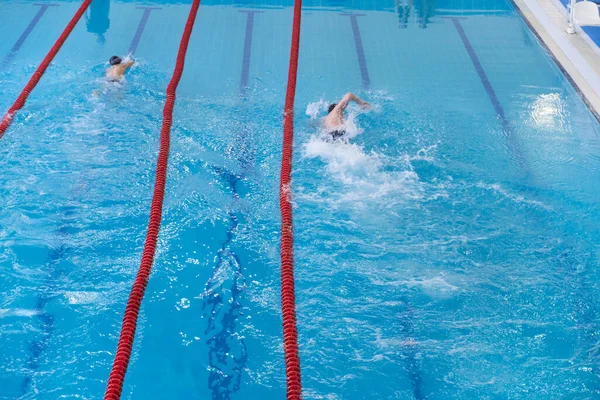Los Niños Nadan Piscina Nadadores Jóvenes Identificados Vista Superior Concepto — Foto de Stock