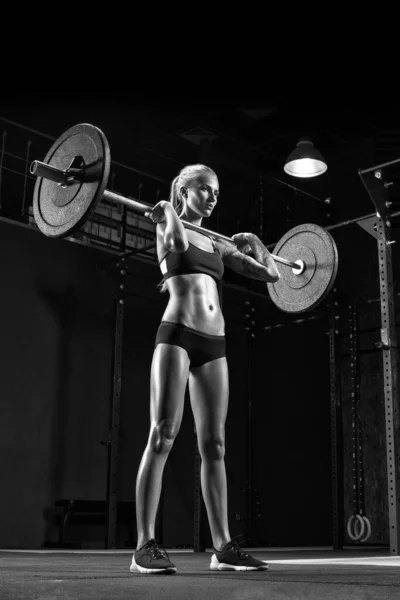 Mujer haciendo ejercicio con barra — Foto de Stock