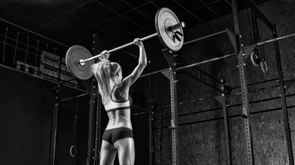 Ung kvinna som tränar på gym — Stockfoto