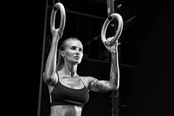 Meisje trainen met gymnastiekringen — Stockfoto