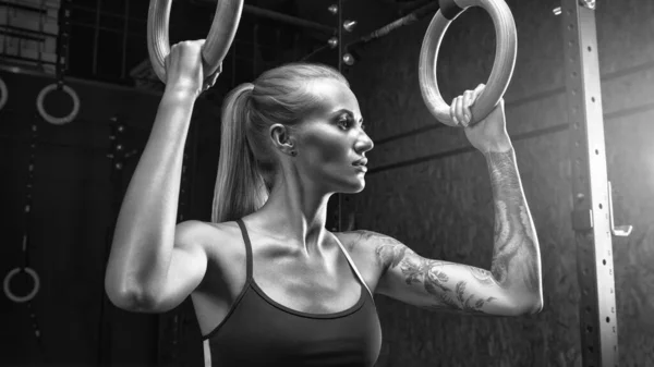 체육관에서 체조 반지를 들고 있는 여자 — 스톡 사진