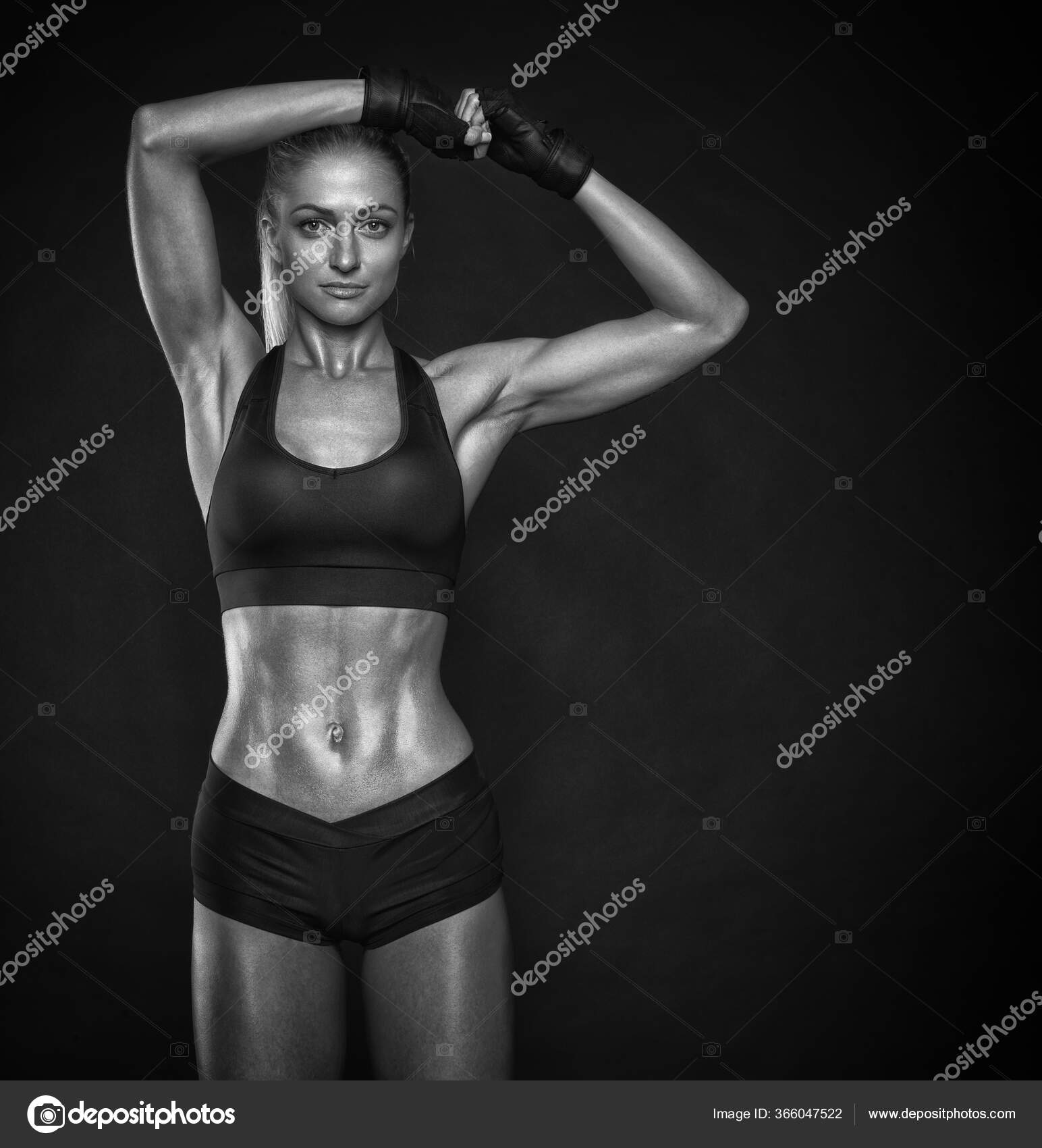 Fitness mujer deportiva mostrando su cuerpo bien entrenado: fotografía de  stock © Improvisor #366047522