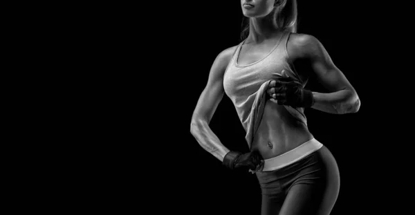 Junge Sportlerin in Sportbekleidung zeigt Bauch — Stockfoto