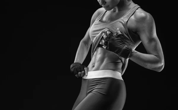 Joven mujer deportiva en ropa deportiva muestra abdominales — Foto de Stock