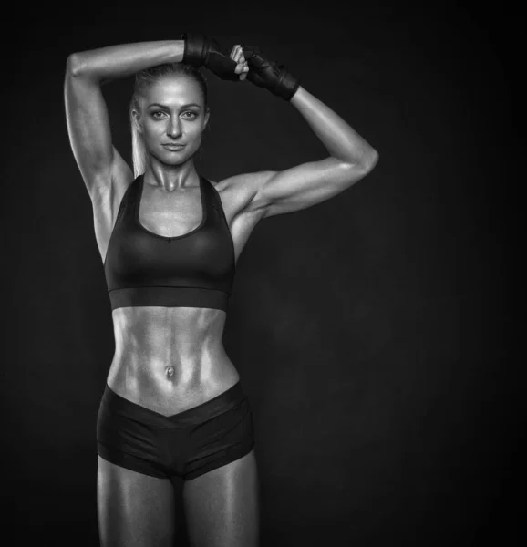 Fitness sportowe kobieta pokazując jej dobrze wyszkolony ciało — Zdjęcie stockowe