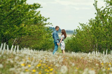 Bahar bahçe üzerinde çekici genç mutlu çift 