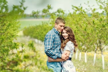 Bahar bahçe üzerinde çekici genç mutlu çift 