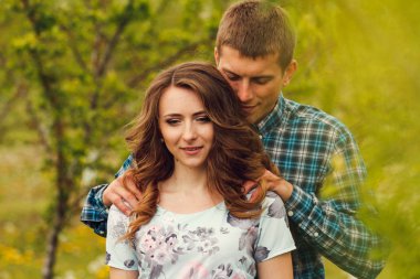 Bahar bahçe üzerinde çekici genç mutlu çift 