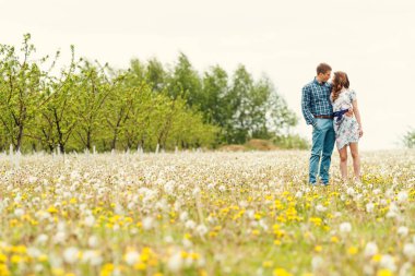 Bahar bahçe üzerinde çekici genç mutlu çift 