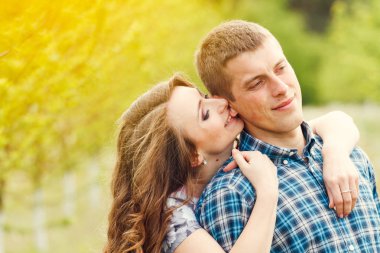 Bahar bahçe üzerinde çekici genç mutlu çift 