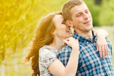 Bahar bahçe üzerinde çekici genç mutlu çift 