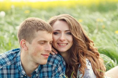 Dandelions sahada yalan güzel sevgi dolu Çift