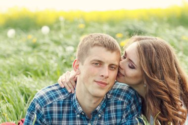 Dandelions sahada yalan güzel sevgi dolu Çift