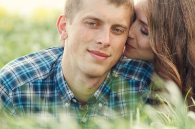 Dandelions sahada yalan güzel sevgi dolu Çift