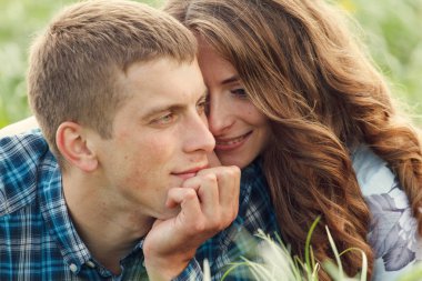 Dandelions sahada yalan güzel sevgi dolu Çift