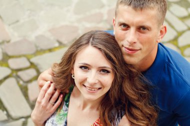 Kentsel üzerinde yürüme aşık güzel genç Çift