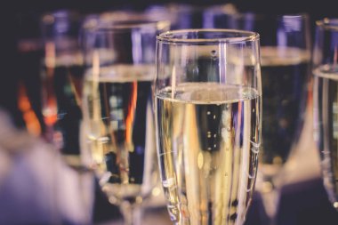 champagner gözlük cam masa üzerinde fotoğraf