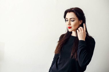 boyalı kırmızı ruj dudakları ile siyah ceketli uzun siyah saçlı güzel kız