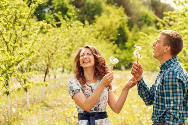 Attrayant jeune couple heureux sur un jardin de printemps — Photo