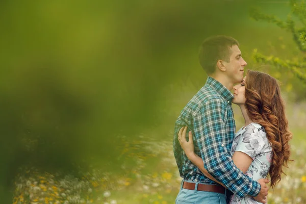 Attraktives junges glückliches Paar auf einem Frühlingsgarten — Stockfoto