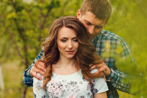 Attraktives junges glückliches Paar auf einem Frühlingsgarten — Stockfoto