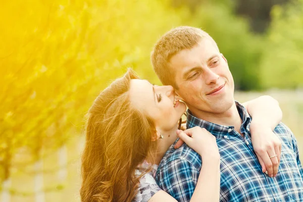 Bahar bahçe üzerinde çekici genç mutlu çift 