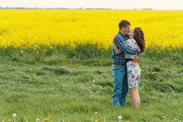 Couple aimant abondant couché sur le terrain des pissenlits — Photo