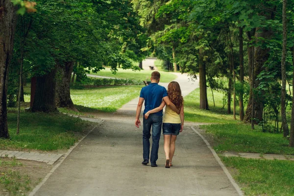Любовная история влюбленная пара, вместе в парке Форрест — стоковое фото