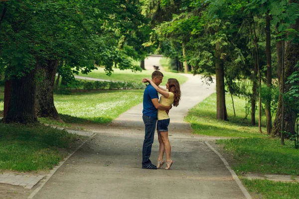 Une histoire d'amour couple, amoureux, ensemble dans le parc de la forêt — Photo