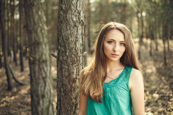Retrato al aire libre de la hermosa mujer joven en vestido verde casual — Foto de Stock