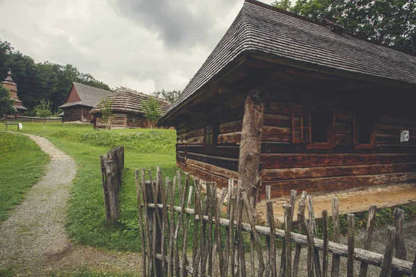 Maison en bois pour se reposer avec un sauna et la grande police en bois — Photo