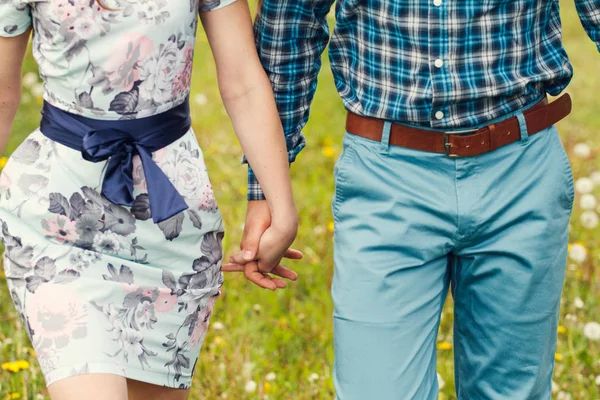 Paar geht und hält Händchen — Stockfoto