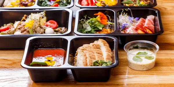 Gesundes Essen und Ernährungskonzept, Lieferung von Speisen im Restaurant. — Stockfoto