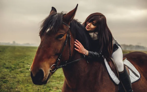 Hermosa chica montando un caballo — Foto de Stock