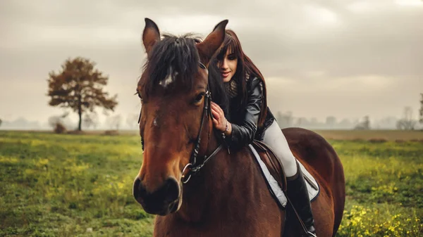 Hermosa chica montando un caballo — Foto de Stock