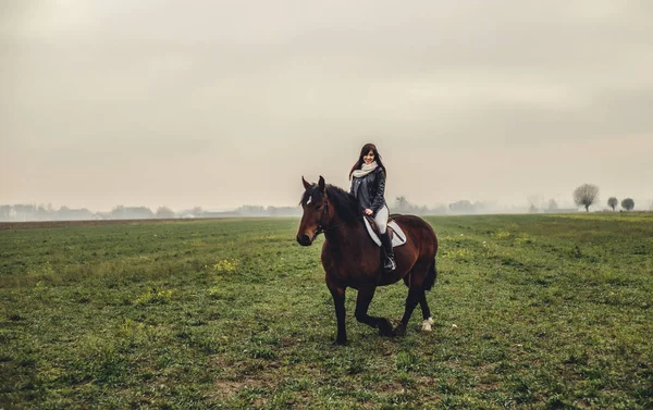 Hermosa chica montando un caballo — Foto de Stock