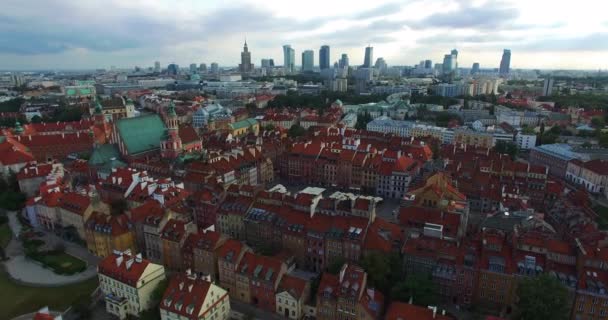 Panoramablick auf die Altstadt von Warschau an einem Sommertag n Polen. Luftbild. — Stockvideo
