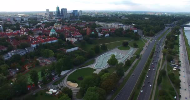 Panoramik bir yaz günü n Polonya eski kasaba Varşova. Havadan görünümü. — Stok video