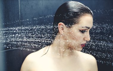 Güzel seksi genç kadın duşta vücut yıkama