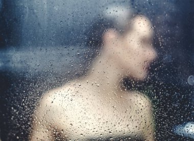 Güzel seksi genç kadın duşta vücut yıkama