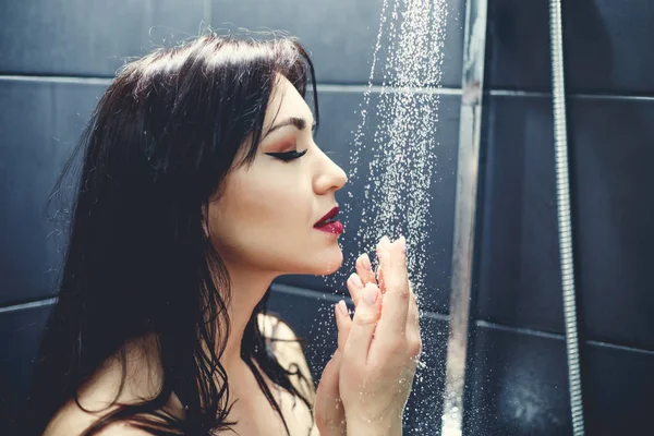Bela sexy jovem mulher lavagem corpo no um chuveiro — Fotografia de Stock