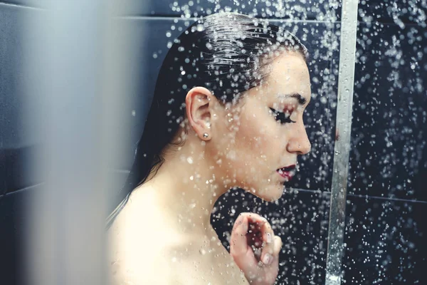 シャワーで体を洗う美しいセクシーな若い女性 — ストック写真